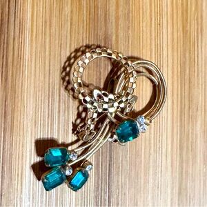 1960'S  GOLD BROOCH WITH EMERALD CUT EMERALD GREEN GLASS STONES